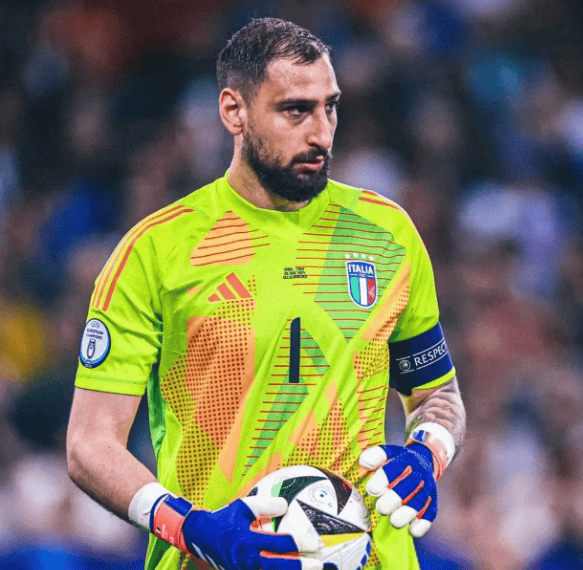 才拿欧冠!大巴黎核心逼宫离队!缺席欧超杯,转投曼城,瓜帅看好