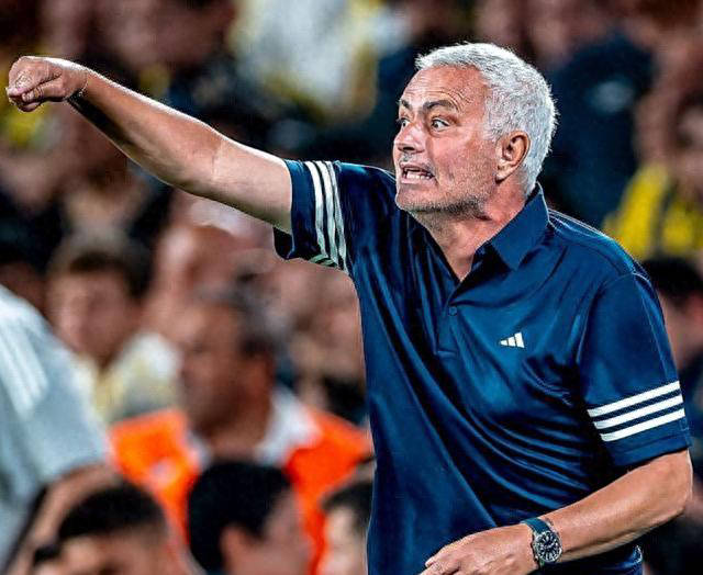 穆帅率队逆转淘汰范佩西,欧冠正赛仅一步之遥!